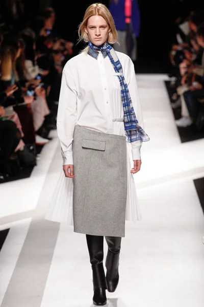 Look 16